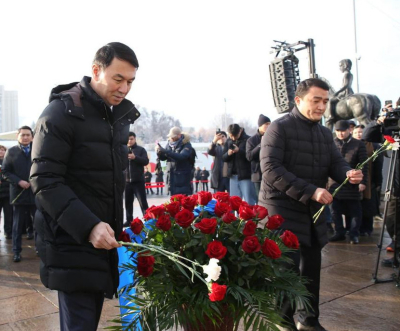 Алматы әкімі &laquo;Тәуелсіздік&raquo; монументіне гүл шоқтарын қойды