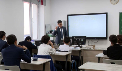 30 жастағы математика мұғалімі оқушылардың білім биігіне жол ашты