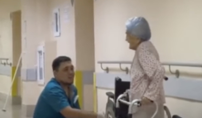 «Әнімен де емдейді»: Ата-әжелердің көңілін аулаған дәрігер желі жұлдызына айналды (ВИДЕО)