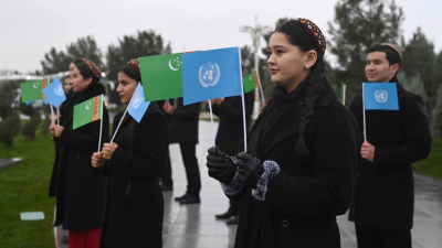 Президент Түрікменстандағы Бейтараптық монументіне гүл шоғын қойды