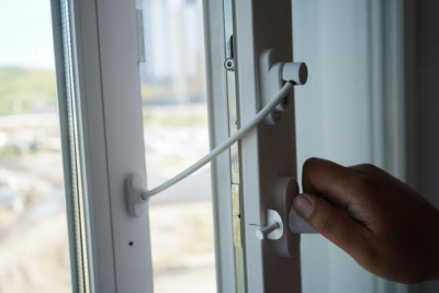 Қазақстан ТЖМ құтқарушылары балалардың қауіпсіздігі үшін терезе блокираторларын орнатуда