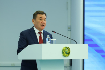 "Қимай тұрғаныңыз көрініп тұр": Ерлан Қошанов өңірге әкім болып кеткен депутатқа сәттілік тіледі