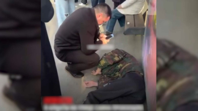 Алматыда аялдамадағы екі адамды жеңіл көлік қағып кетті