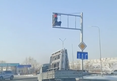 Семейде бағдаршам істемей, жолдағы тәртіп бұзылды