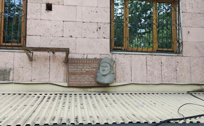 &laquo;Өткен-кеткен адам оқи алмайтын&raquo;: Коммерция тасасында қалған Бауыржан Момышұлының ескерткіш тақтасы ашық жерге орнатылды&nbsp;