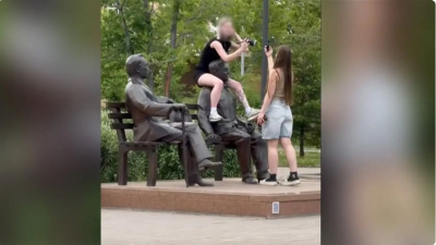 Астанада Бейімбет Майлиннің "мойнына" мініп алған қыз жазаланды