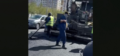 «Мынау не масқара?!»: Атыраулықтар жаңа төселген асфальттың сапасына ашулы (ВИДЕО)