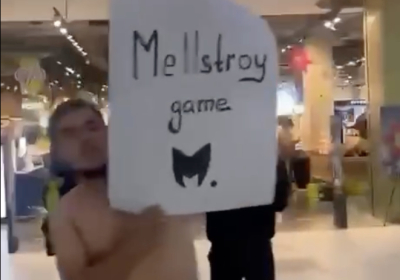 «Маған пәтер сыйлаңдар»: Елордада ұтысқа қатысқан ер адам іш киіммен сауда орталығында жүгірген (ВИДЕО)