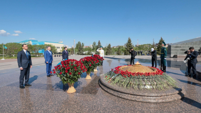 Астанада &laquo;Отан Ана&raquo; монументіне гүл шоқтары қойылды