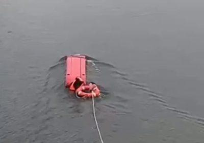 Астанада құтқарушылар көпірден суға секіріп кеткен бойжеткеннің өмірін сақтап қалды