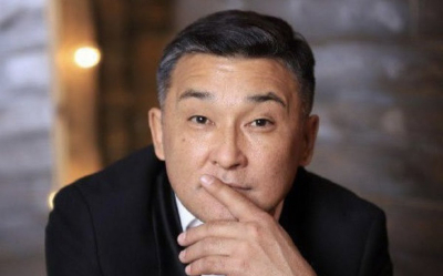 &laquo;Құлағымды Ғани Құлжанов тескен&raquo;: Актер Алмат Сақатов ешкімге айтпаған құпиясымен бөлісті (ВИДЕО)