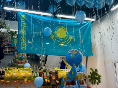 Көк тумен көмкерілген дүкен: Кәсіпкердің ерекше бастамасы ел тұрғындарын қуантты