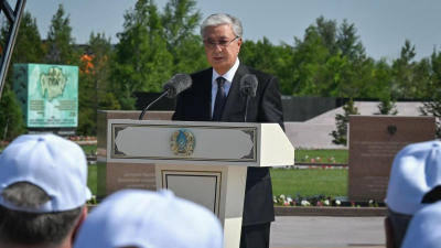 &quot;Қуғын-сүргінге қатысты 700 мың құжат зерттелген&quot;: Тоқаев зерттеушілердің еңбегін елеп, оларды марапаттауға уәде берді
