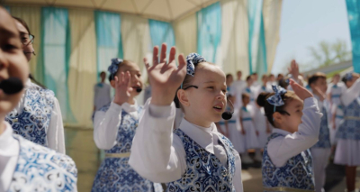 Бірлік күніне орай астаналық 3000 оқушы "Ақ көгершін" әнін шырқады