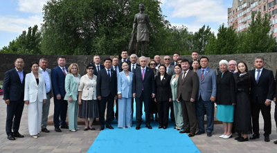 Президент Әлия Молдағұлованың мемориалдық ескерткіш кешеніне гүл шоғын қойды