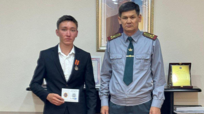Суға батып бара жатқан бес жасар баланы құтқарып қалған өскемендік студент марапатталды (фото)