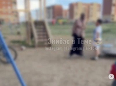 Тағы қайталасаң – тамағыңды жырып тастаймын: Екібастұзда әйел баланы қорқытып, ұрған