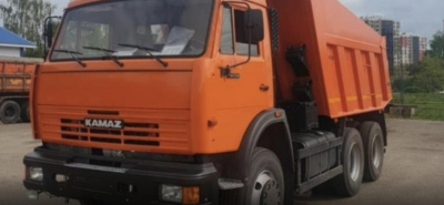 Ақтөбеде КамАЗ жол жиегінде тұрған әйел адамды қағып өлтірді (ВИДЕО)