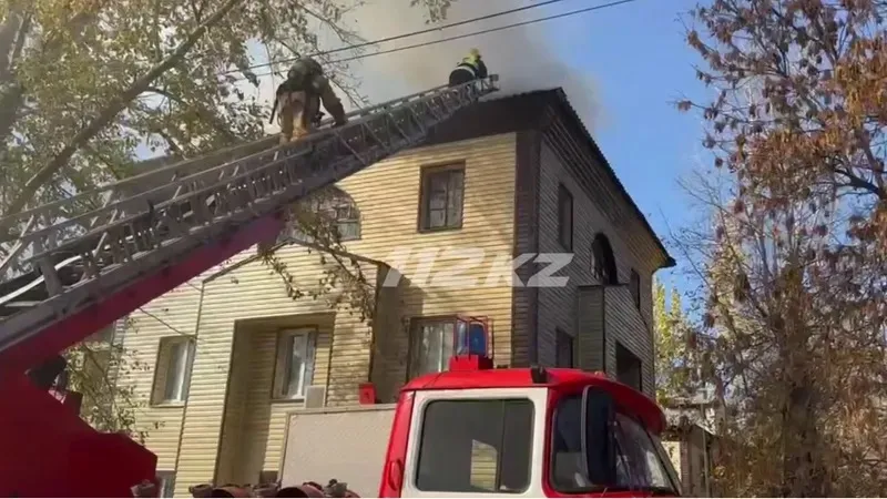 Өскеменде тұрғын үй шатыры өртеніп, сегіз адам эвакуацияланды