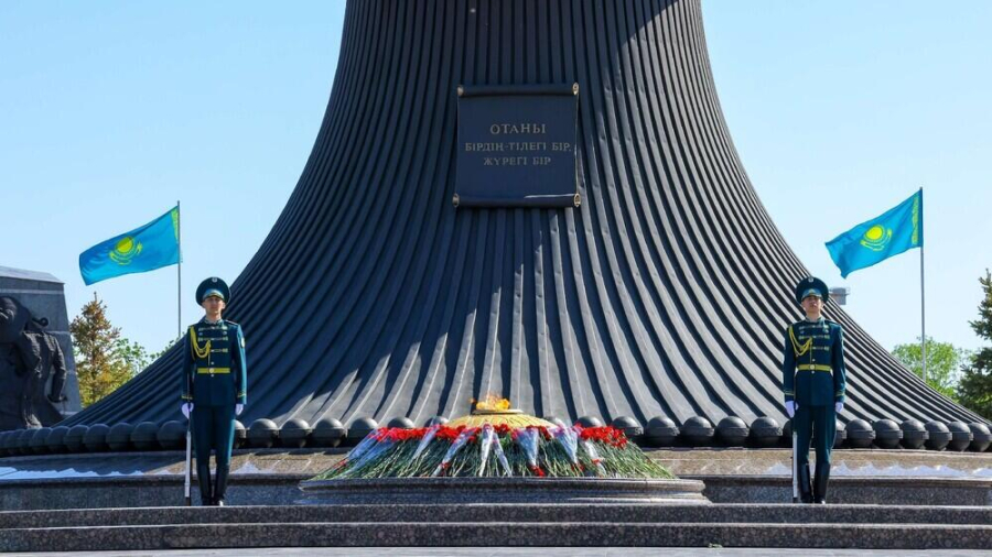 Олжас Бектенов, Мәулен Әшімбаев және Ерлан Қошанов соғыс жылдарында құрбан болғандарды еске алды