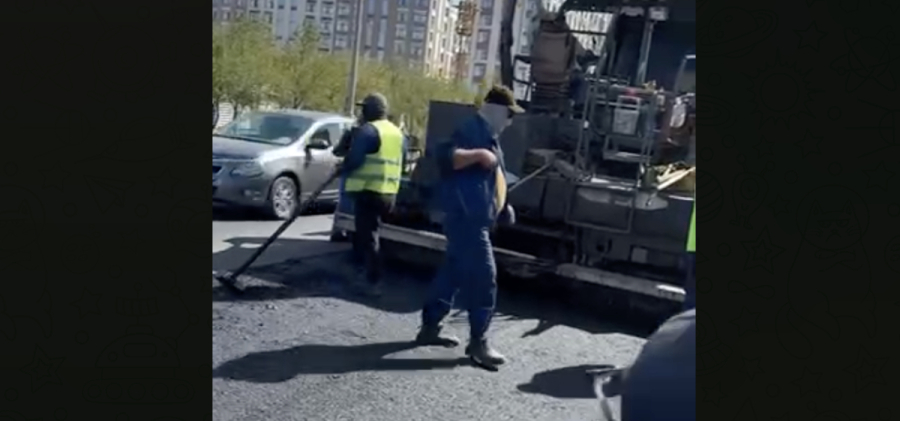 «Мынау не масқара?!»: Атыраулықтар жаңа төселген асфальттың сапасына ашулы (ВИДЕО)